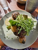 Rinderbulette Mit Bohnen Und Drillingskartoffeln Auf Senfsauce
