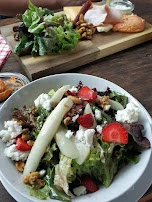 Salat Mit Spargel Und Erdbeeren Im Hintergrund Abendbrot